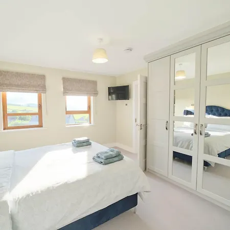 Deluxe 4 Bedroom New Build With Games & Private Garden By Travel Lets Homes Сasa de vacaciones Letterkenny