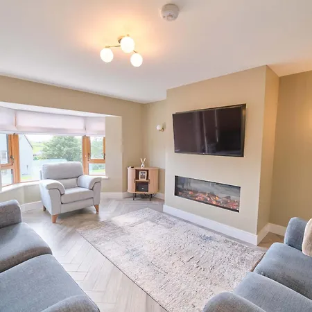 Deluxe 4 Bedroom New Build With Games & Private Garden By Travel Lets Homes בית נופש *