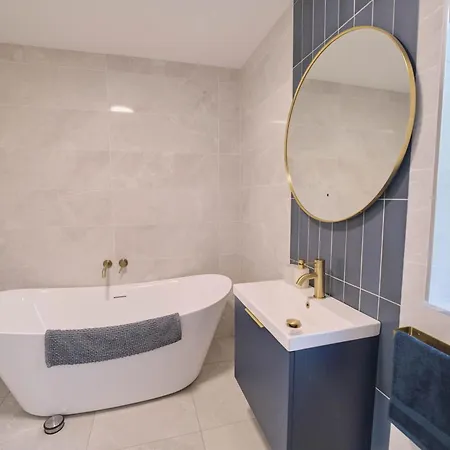 Deluxe 4 Bedroom New Build With Games & Private Garden By Travel Lets Homes בית נופש