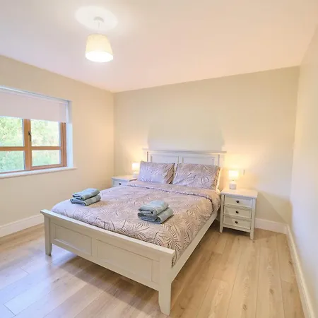 Сasa de vacaciones Deluxe 4 Bedroom New Build With Games & Private Garden By Travel Lets Homes