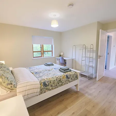 Deluxe 4 Bedroom New Build With Games & Private Garden By Travel Lets Homes Сasa de vacaciones Letterkenny