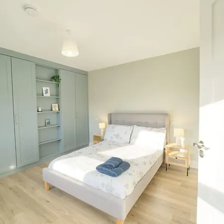 Hébergement de vacances Deluxe 4 Bedroom New Build With Games & Private Garden By Travel Lets Homes Letterkenny