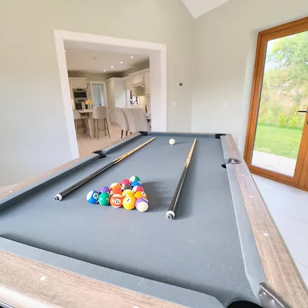 Deluxe 4 Bedroom New Build With Games & Private Garden By Travel Lets Homes