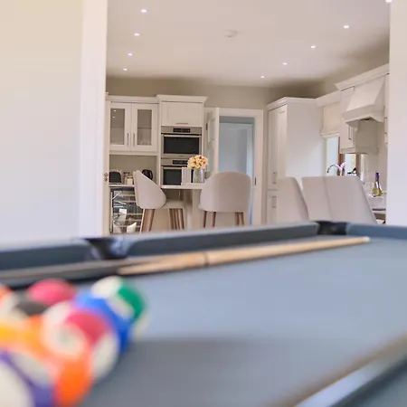 בית נופש Deluxe 4 Bedroom New Build With Games & Private Garden By Travel Lets Homes *