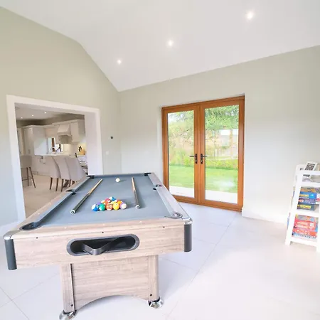 Deluxe 4 Bedroom New Build With Games & Private Garden By Travel Lets Homes בית נופש *