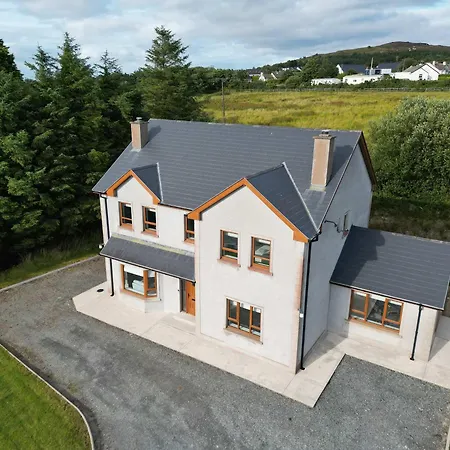 Deluxe 4 Bedroom New Build With Games & Private Garden By Travel Lets Homes