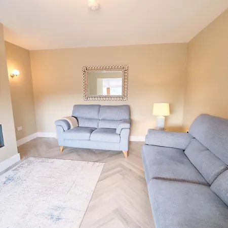 Deluxe 4 Bedroom New Build With Games & Private Garden By Travel Lets Homes Hébergement de vacances Letterkenny