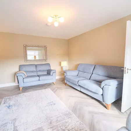 Deluxe 4 Bedroom New Build With Games & Private Garden By Travel Lets Homes בית נופש *