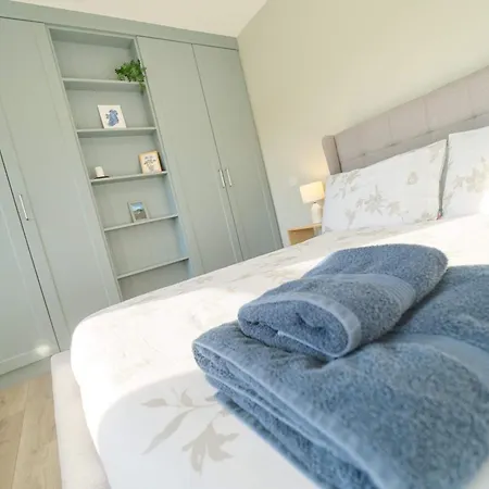 Deluxe 4 Bedroom New Build With Games & Private Garden By Travel Lets Homes בית נופש לטרקני
