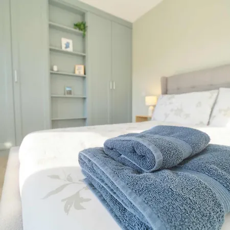 Deluxe 4 Bedroom New Build With Games & Private Garden By Travel Lets Homes *