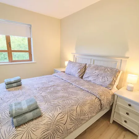 Deluxe 4 Bedroom New Build With Games & Private Garden By Travel Lets Homes *