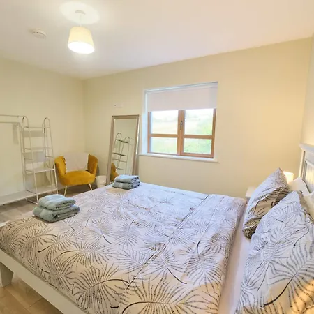 Deluxe 4 Bedroom New Build With Games & Private Garden By Travel Lets Homes
