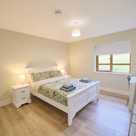 בית נופש Deluxe 4 Bedroom New Build With Games & Private Garden By Travel Lets Homes