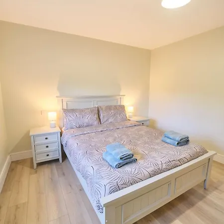 בית נופש Deluxe 4 Bedroom New Build With Games & Private Garden By Travel Lets Homes *