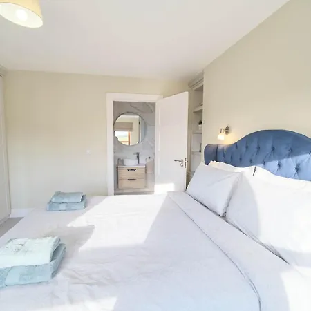 Deluxe 4 Bedroom New Build With Games & Private Garden By Travel Lets Homes