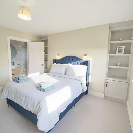 Deluxe 4 Bedroom New Build With Games & Private Garden By Travel Lets Homes Сasa de vacaciones