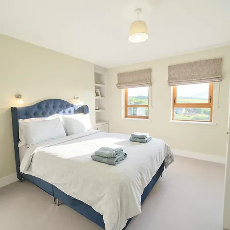 Deluxe 4 Bedroom New Build With Games & Private Garden By Travel Lets Homes