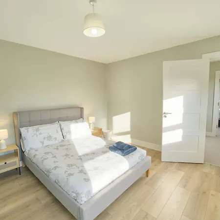 Deluxe 4 Bedroom New Build With Games & Private Garden By Travel Lets Homes