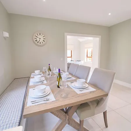 Deluxe 4 Bedroom New Build With Games & Private Garden By Travel Lets Homes * לטרקני