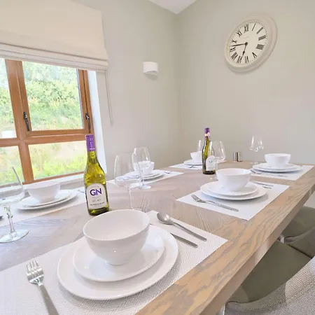 Deluxe 4 Bedroom New Build With Games & Private Garden By Travel Lets Homes בית נופש *