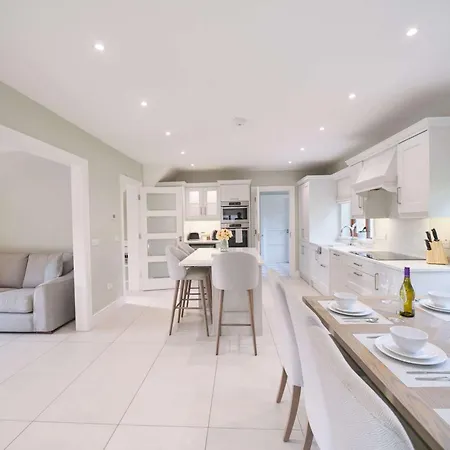 Deluxe 4 Bedroom New Build With Games & Private Garden By Travel Lets Homes