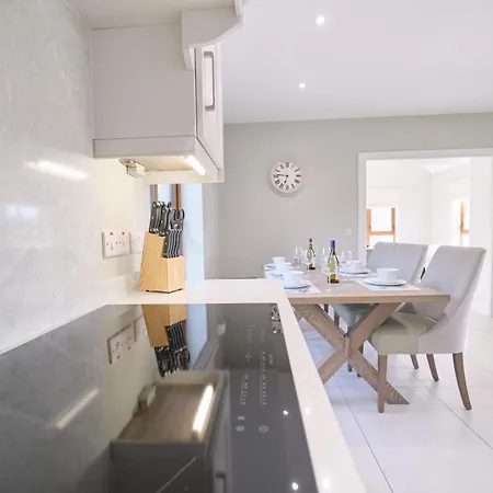Deluxe 4 Bedroom New Build With Games & Private Garden By Travel Lets Homes בית נופש לטרקני
