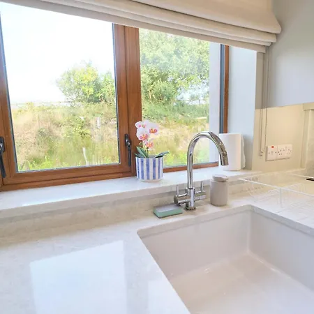 Сasa de vacaciones Deluxe 4 Bedroom New Build With Games & Private Garden By Travel Lets Homes Letterkenny