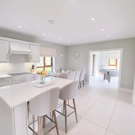 בית נופש Deluxe 4 Bedroom New Build With Games & Private Garden By Travel Lets Homes