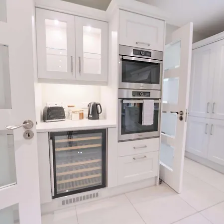 Deluxe 4 Bedroom New Build With Games & Private Garden By Travel Lets Homes * לטרקני