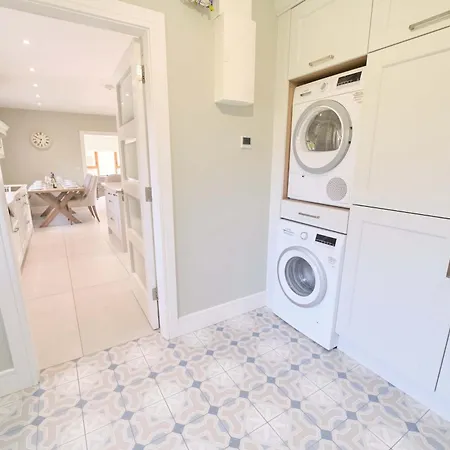 Deluxe 4 Bedroom New Build With Games & Private Garden By Travel Lets Homes
