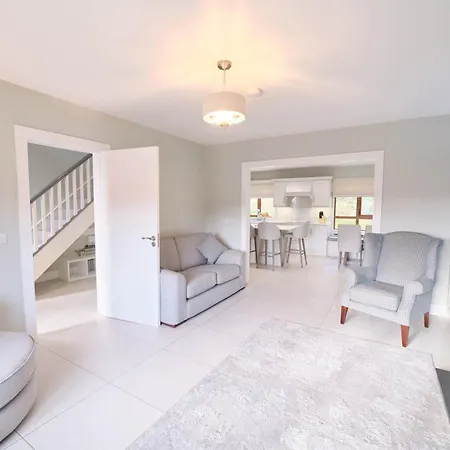 Deluxe 4 Bedroom New Build With Games & Private Garden By Travel Lets Homes בית נופש