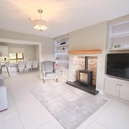 Deluxe 4 Bedroom New Build With Games & Private Garden By Travel Lets Homes בית נופש