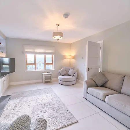 Deluxe 4 Bedroom New Build With Games & Private Garden By Travel Lets Homes בית נופש *