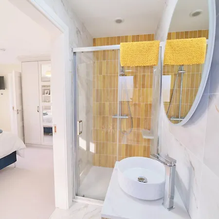 Deluxe 4 Bedroom New Build With Games & Private Garden By Travel Lets Homes לטרקני
