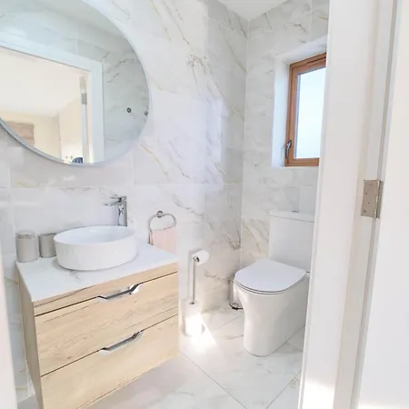 Deluxe 4 Bedroom New Build With Games & Private Garden By Travel Lets Homes לטרקני