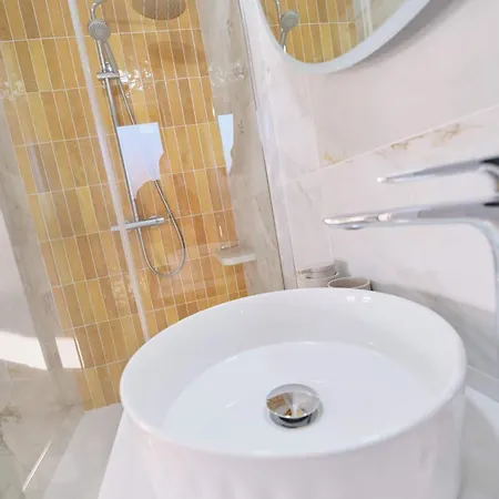 Deluxe 4 Bedroom New Build With Games & Private Garden By Travel Lets Homes