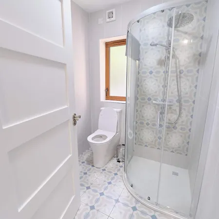 Deluxe 4 Bedroom New Build With Games & Private Garden By Travel Lets Homes בית נופש