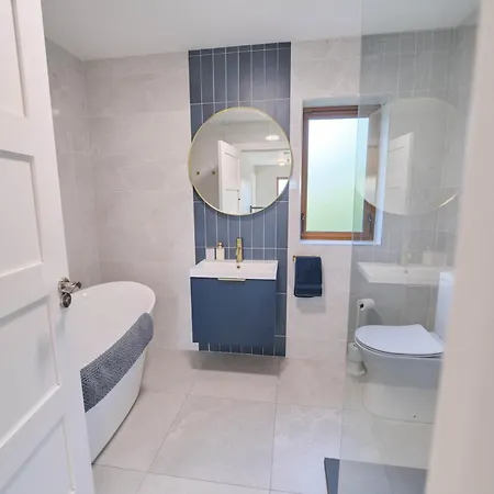 בית נופש Deluxe 4 Bedroom New Build With Games & Private Garden By Travel Lets Homes לטרקני