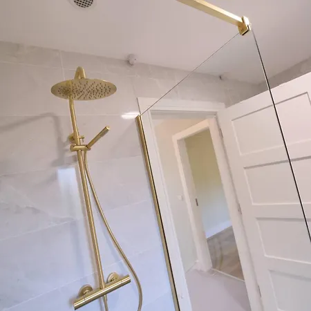 Deluxe 4 Bedroom New Build With Games & Private Garden By Travel Lets Homes
