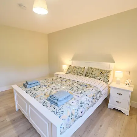 Deluxe 4 Bedroom New Build With Games & Private Garden By Travel Lets Homes