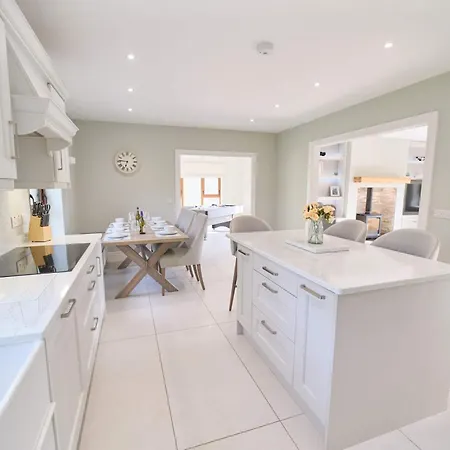 Deluxe 4 Bedroom New Build With Games & Private Garden By Travel Lets Homes בית נופש לטרקני