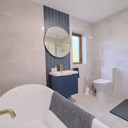 Deluxe 4 Bedroom New Build With Games & Private Garden By Travel Lets Homes