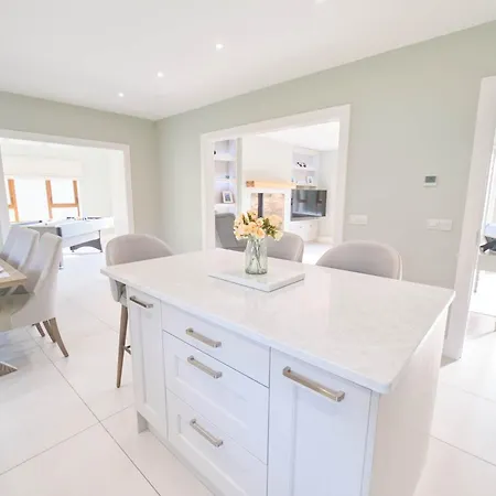 בית נופש Deluxe 4 Bedroom New Build With Games & Private Garden By Travel Lets Homes לטרקני