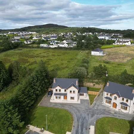 Deluxe 4 Bedroom New Build With Games & Private Garden By Travel Lets Homes *